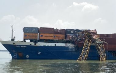 Tàu Container Phúc Khánh 8.000 tấn chết máy, đâm gãy ngang cẩu thi công cầu Phước Khánh.